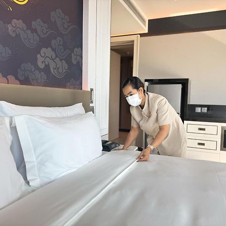 Grande Centre Point Surawong Bangkok Hotell Eksteriør bilde A housekeeper making a bed at a hotel