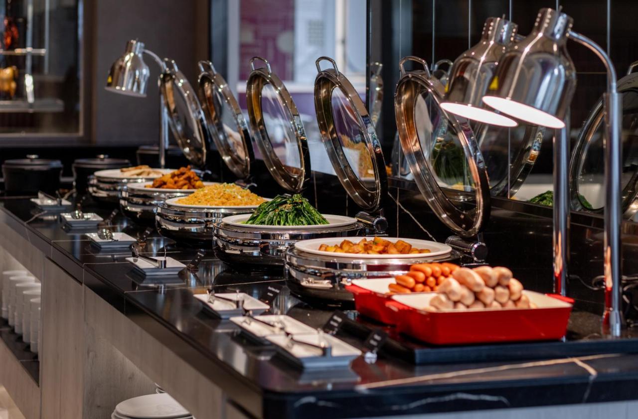 Grande Centre Point Surawong Bangkok Hotell Eksteriør bilde A buffet at a hotel