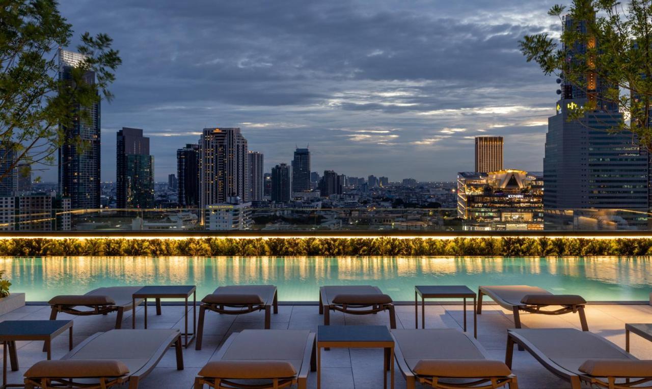 Grande Centre Point Surawong Bangkok Hotell Eksteriør bilde The rooftop pool at the hotel