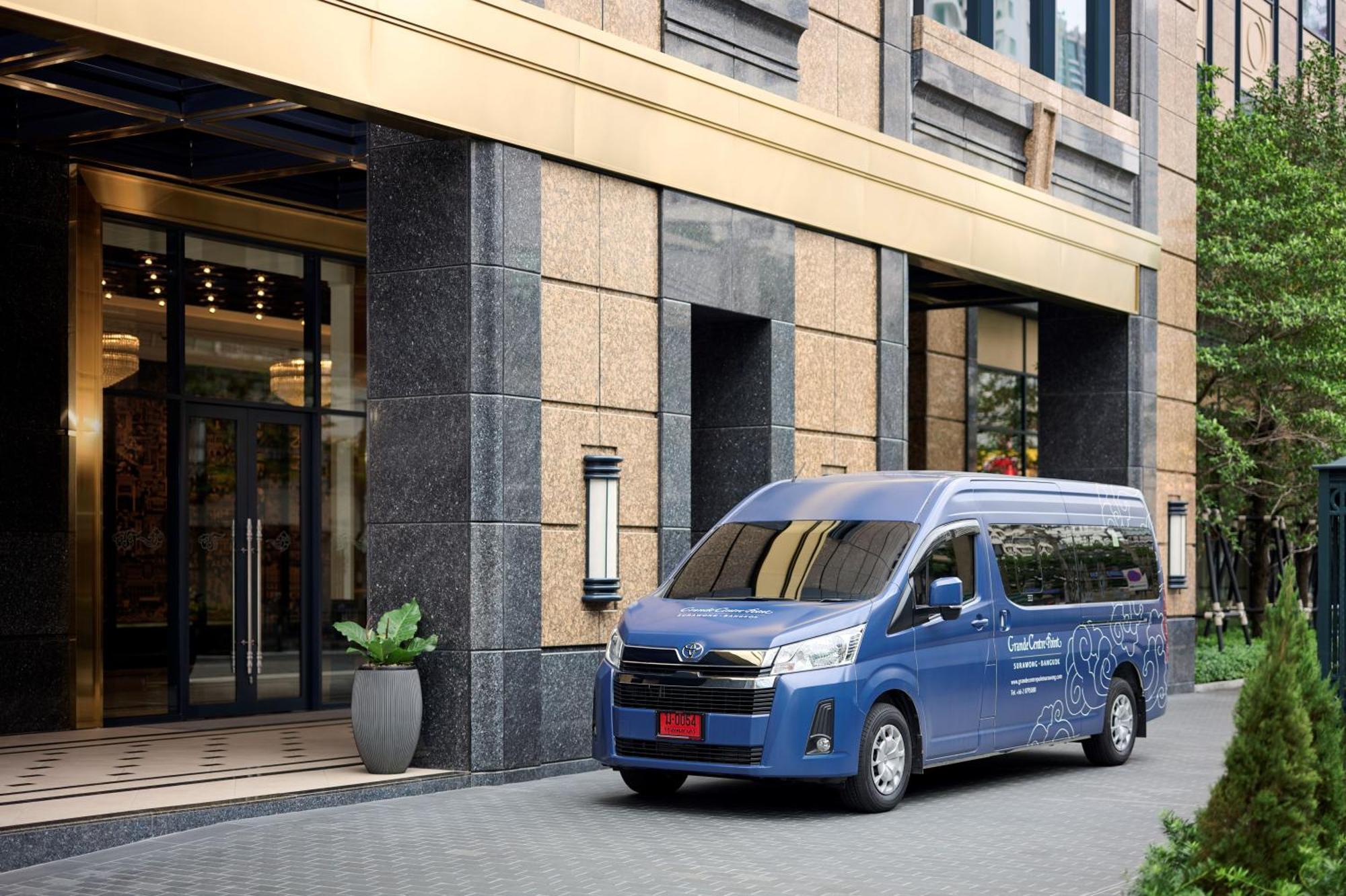 Grande Centre Point Surawong Bangkok Hotell Eksteriør bilde Toyota Noah