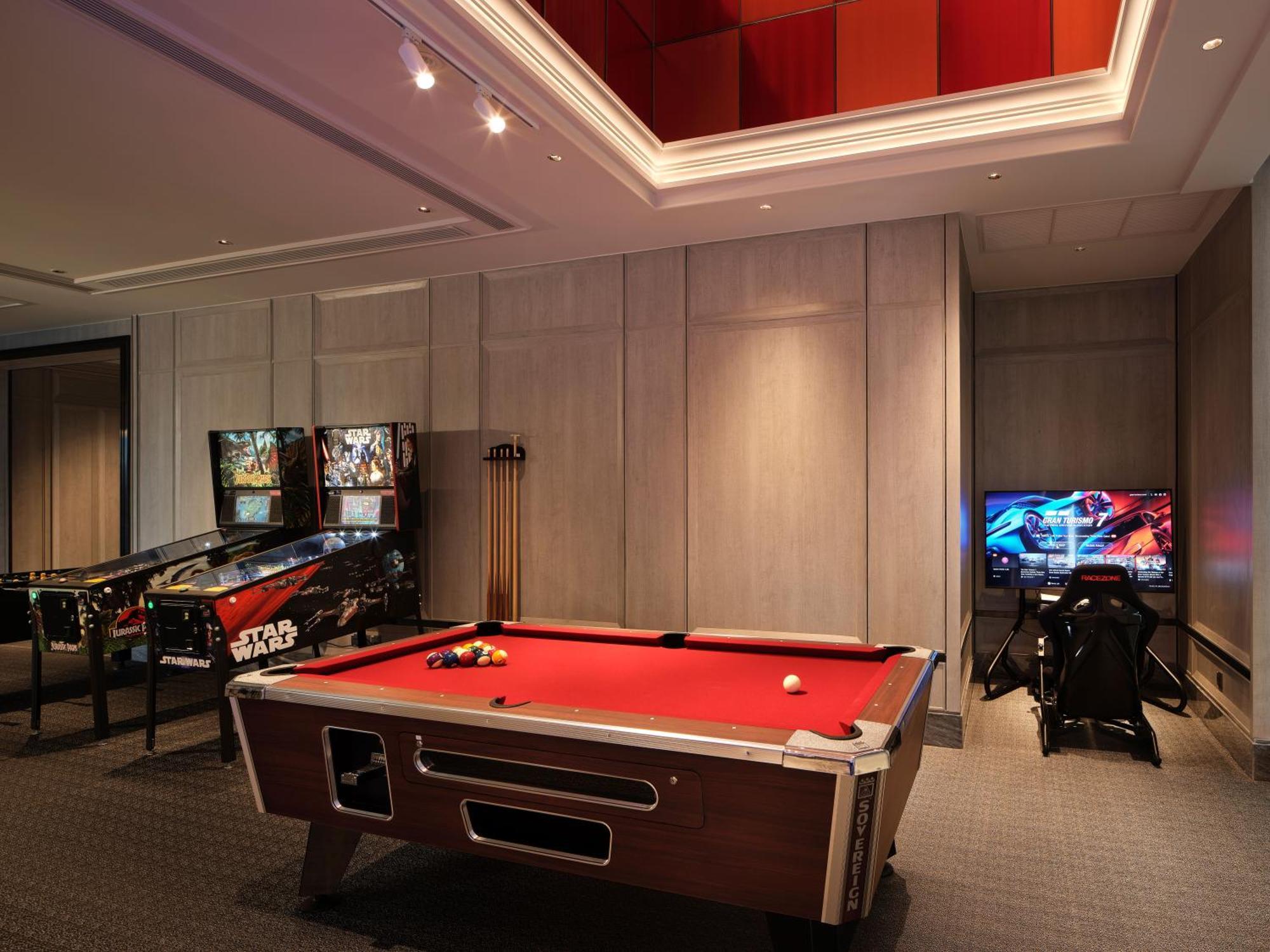 Grande Centre Point Surawong Bangkok Hotell Eksteriør bilde A pool table in a hotel