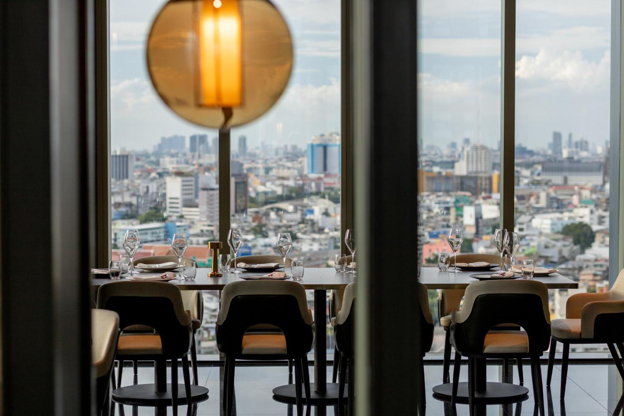 Grande Centre Point Surawong Bangkok Hotell Eksteriør bilde View from the bar