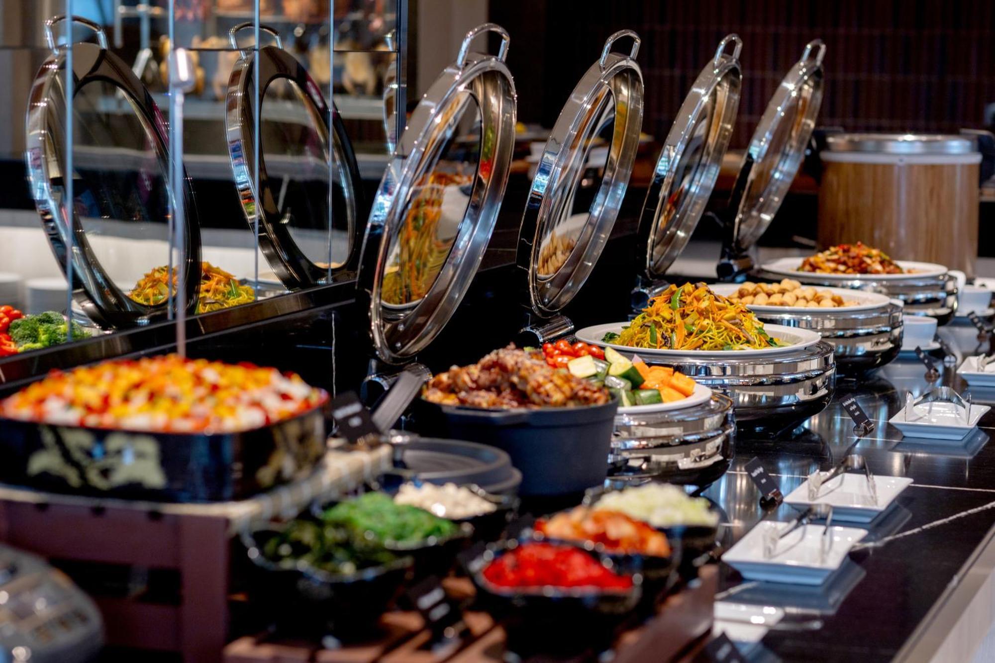 Grande Centre Point Surawong Bangkok Hotell Eksteriør bilde A buffet at a hotel