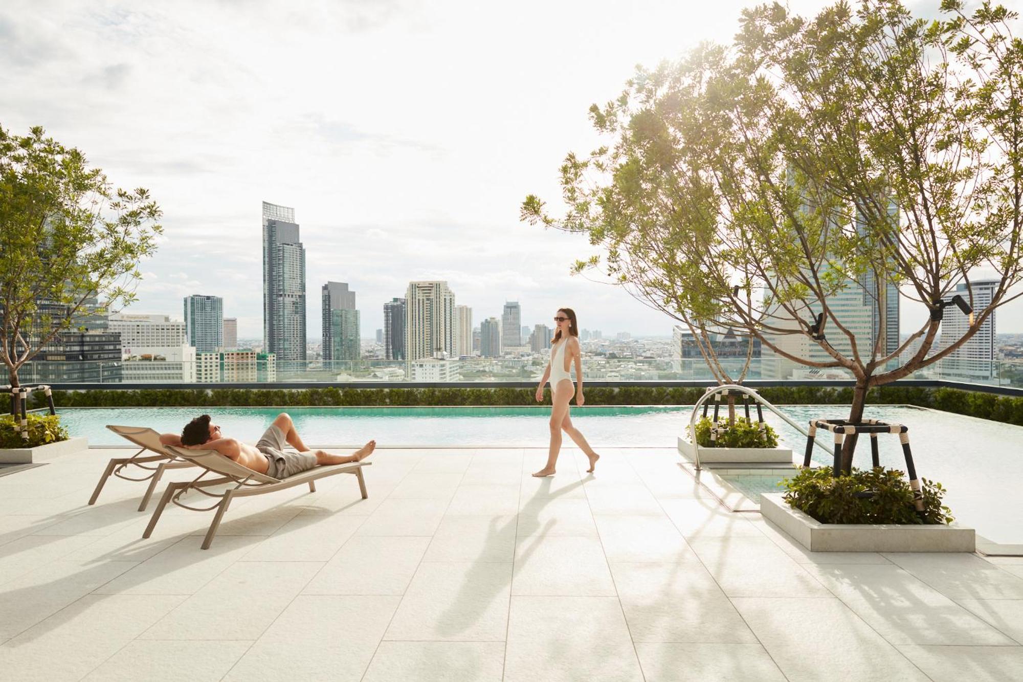 Grande Centre Point Surawong Bangkok Hotell Eksteriør bilde The rooftop pool at The River