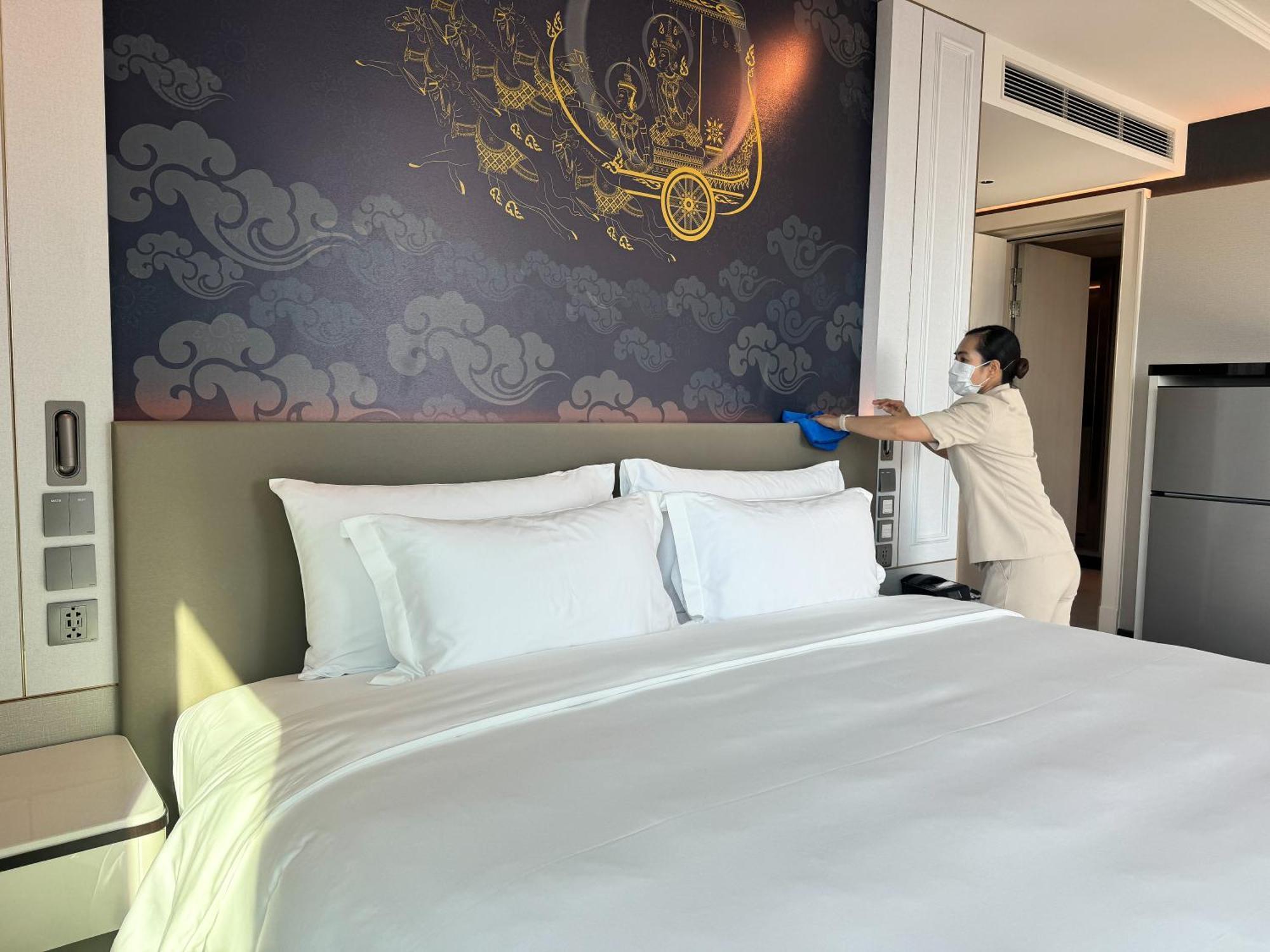 Grande Centre Point Surawong Bangkok Hotell Eksteriør bilde A hotel room being disinfected in Bangkok, Thailand