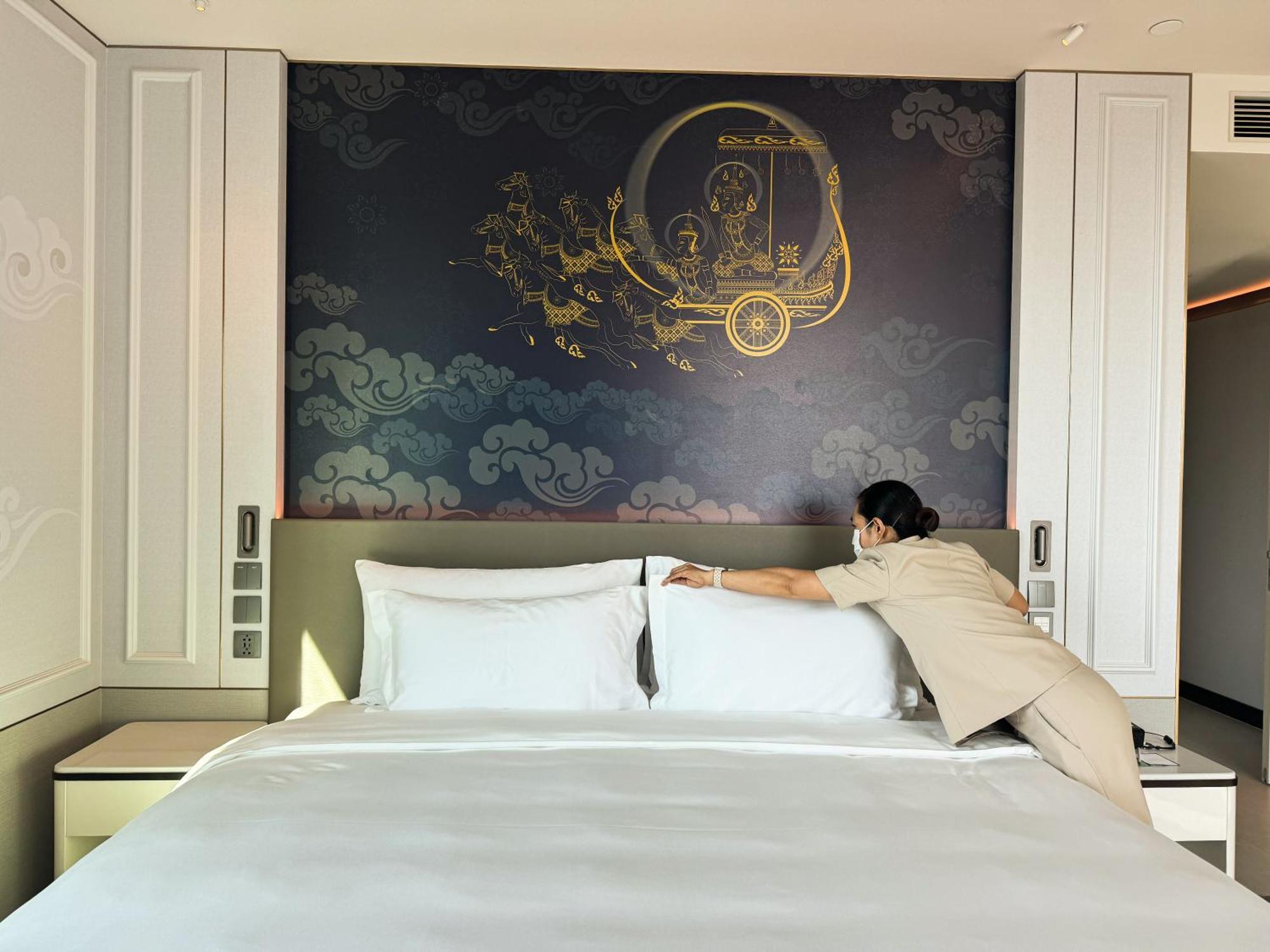 Grande Centre Point Surawong Bangkok Hotell Eksteriør bilde A hotel maid making a bed