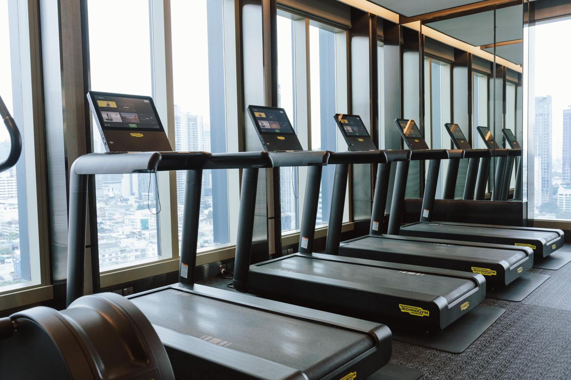 Grande Centre Point Surawong Bangkok Hotell Eksteriør bilde A row of treadmills